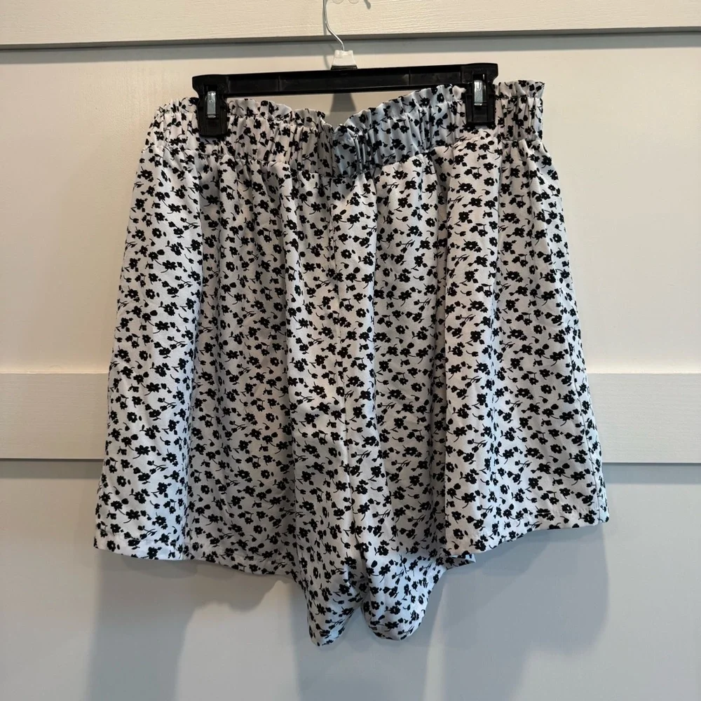 Black and White Floral Shorts - Picture 5 of 6